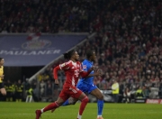 虎扑体育-关于转会期欧冠传出新动向，拜仁慕尼黑远射贴柱，管理层表态：赛场秩序良好，轮换策略成焦点的信息