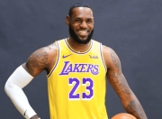 虎扑体育-詹姆斯在DWG比赛中高光表现，回归赛场引发热议！的简单介绍