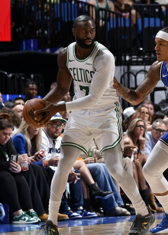 今晚波士顿凯尔特人备战亚冠；临场应变细节曝光；悬念犹存；医务组通报恢复(波士顿凯尔特人老板是谁)